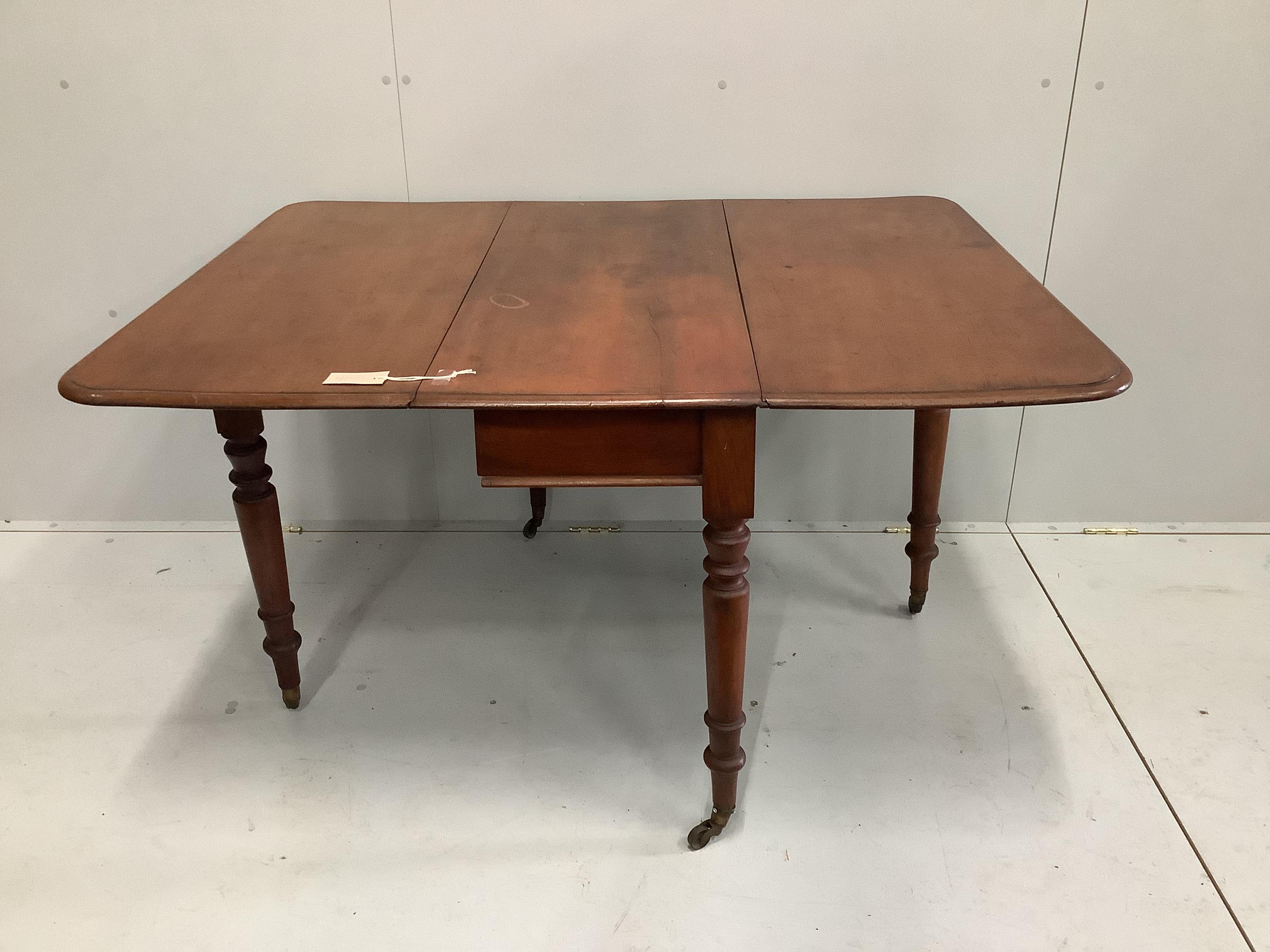A Victorian mahogany Pembroke table, width 98cm, depth 41cm, height 70cm